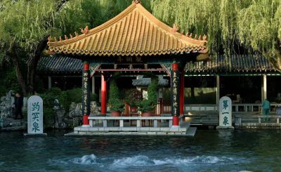 趵突如雪。奔腾不息。