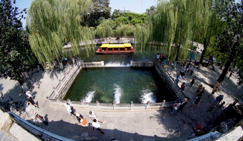 黑虎泉旁赏泉的人们(二)