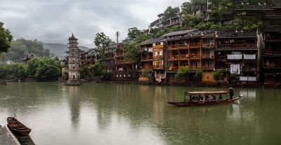 碧水悠悠流不尽