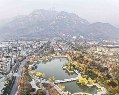 泰山脚下的龙泽胡