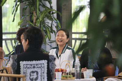 《茶室有约朋满座》 崔红军