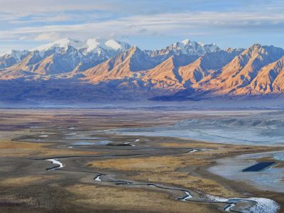 帕米尔高原上的雪山湿地