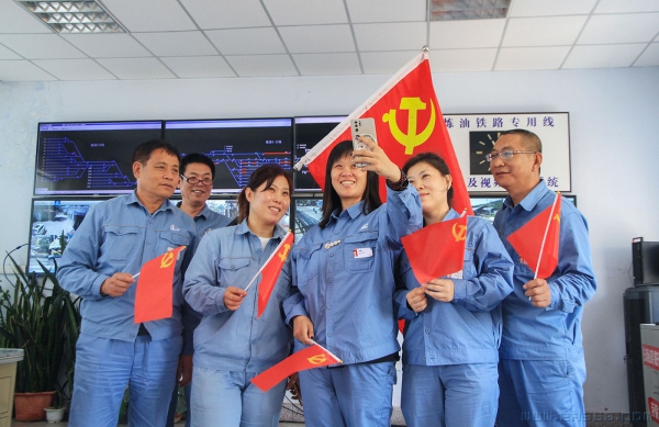 我与党旗合个影