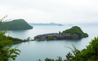 《山水环抱的隐世村落》