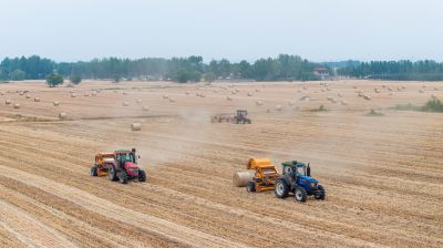 《麦场农机忙》