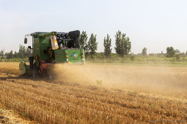 《机械化生产助脱贫》