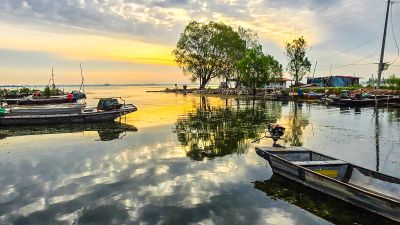 赤霞铺锦微山湖