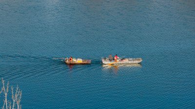 《舟行碧水间》