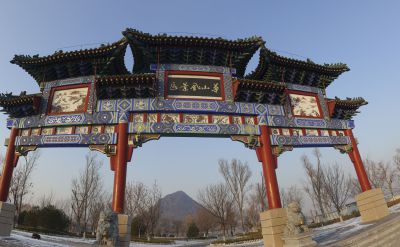 济南版的“金光穿洞”