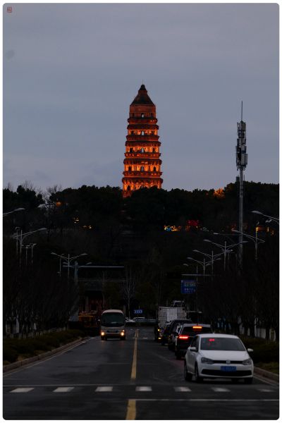 傍晚宝塔出佛光