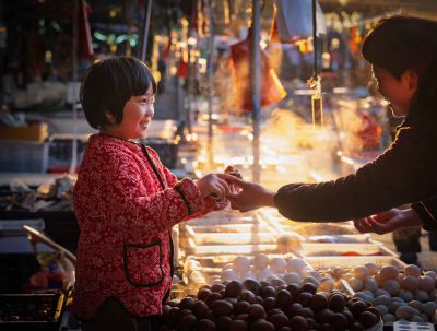 胡传智《东方摄影 · 我的2024》：《买鸭蛋的小姑娘》