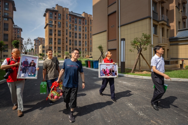 探望抗战老党员在路上