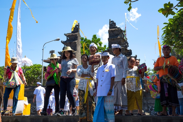 印度尼西亚巴厘島信众在海神庙进行祭祀活动。