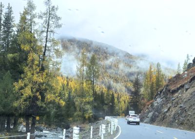 穿越雨中的阿禾公路