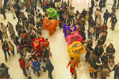 摸摸狮子头  万事不用愁