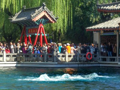 游人如织观趵突