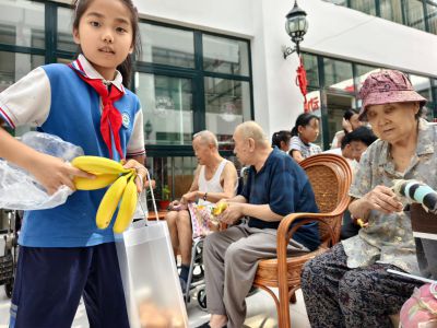 华山三小（13中队）暑假慰问老年公寓爷爷奶奶