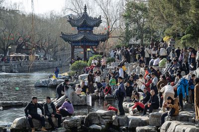 白石泉畔赏泉人