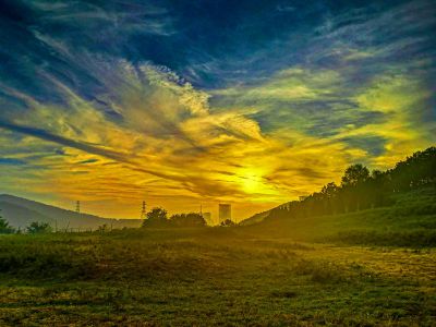 霞光染红山脊，洒下金黄锦缎