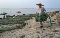 运河岸边晒网人