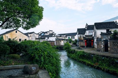 一湾流水抱粉墙