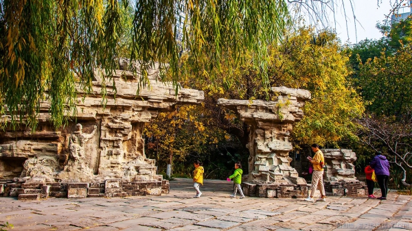 《腊山河公园》