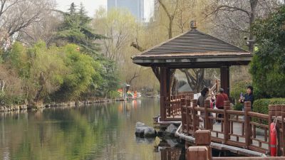 护城河畔春意浓