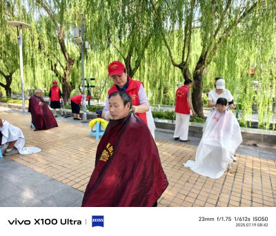 泉城广场的公益理发