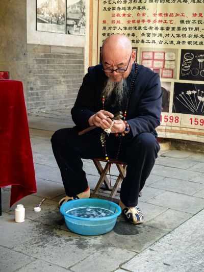 泰安市级非物质文化传人玉祥老银匠。