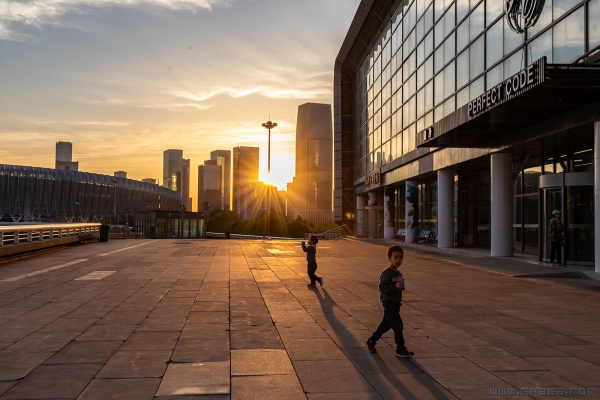沐浴在夕阳下的孩子