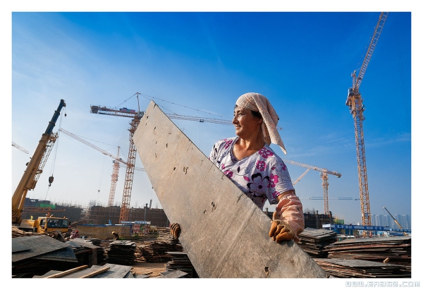 《快乐的女工》