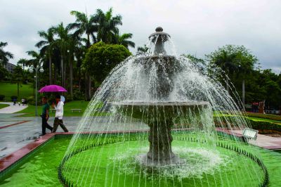 《翠池泉涌客行闲》