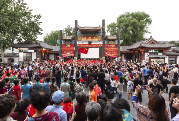 《火红的夏日》