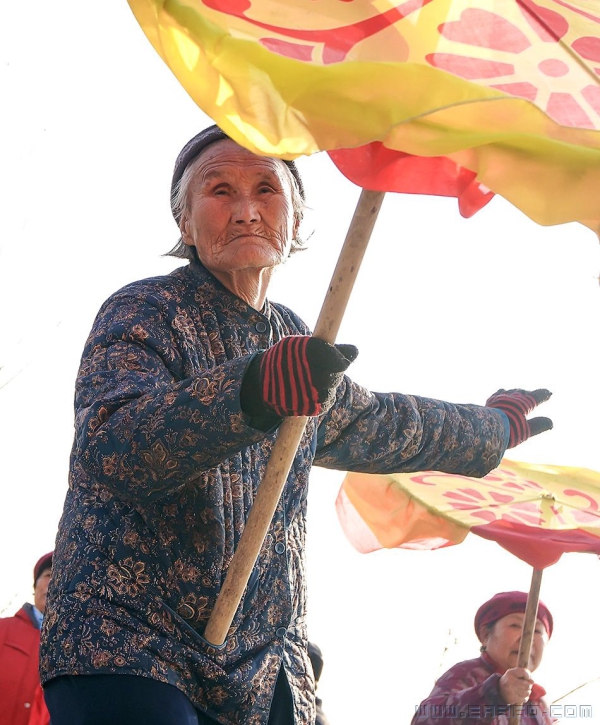 八十老太扭秧歌