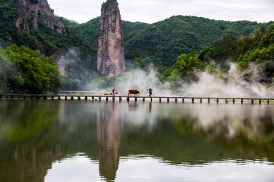 青山绿水映归途
