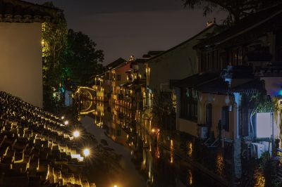 夜幕灯光下的古镇甪直