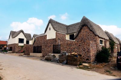 魏巍村海草房街巷。