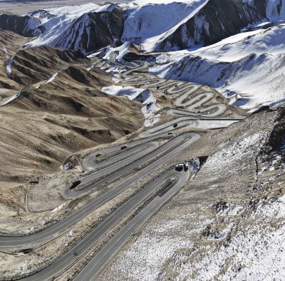 俯瞰帕米尔高原上的盘龙古道