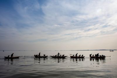 《舟影渔忙向晴波》