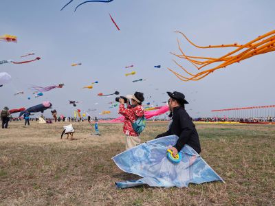 风筝会上的小摄影师