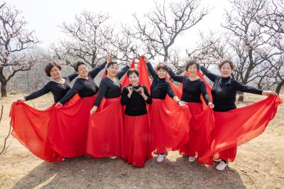 济南颐悦聚中老年文娱俱乐部3月25日在济南张夏杏花林演艺活动