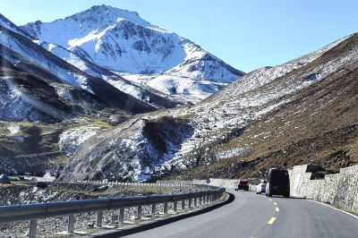 穿越雪山腹地的独库公路