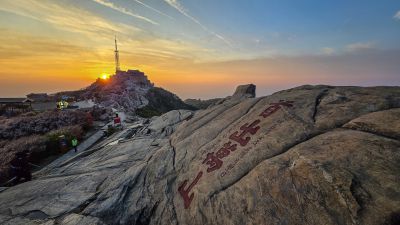 晚霞染透了岱顶