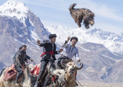 陈忠明《东方摄影 · 我的2024》：《冰山下的叼羊比赛》