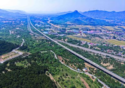 高速铁路穿越山峦