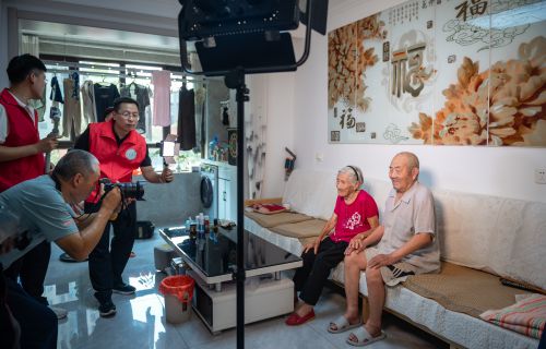 给社区老人拍金婚