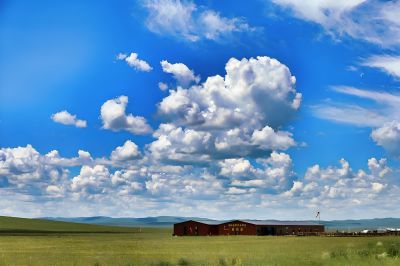 绿草青青，白云悠悠