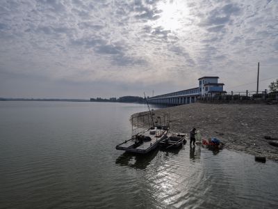 二级坝下卖鱼人