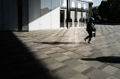 出入商场的人们