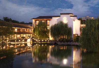 《清波倒影吟舜庐》